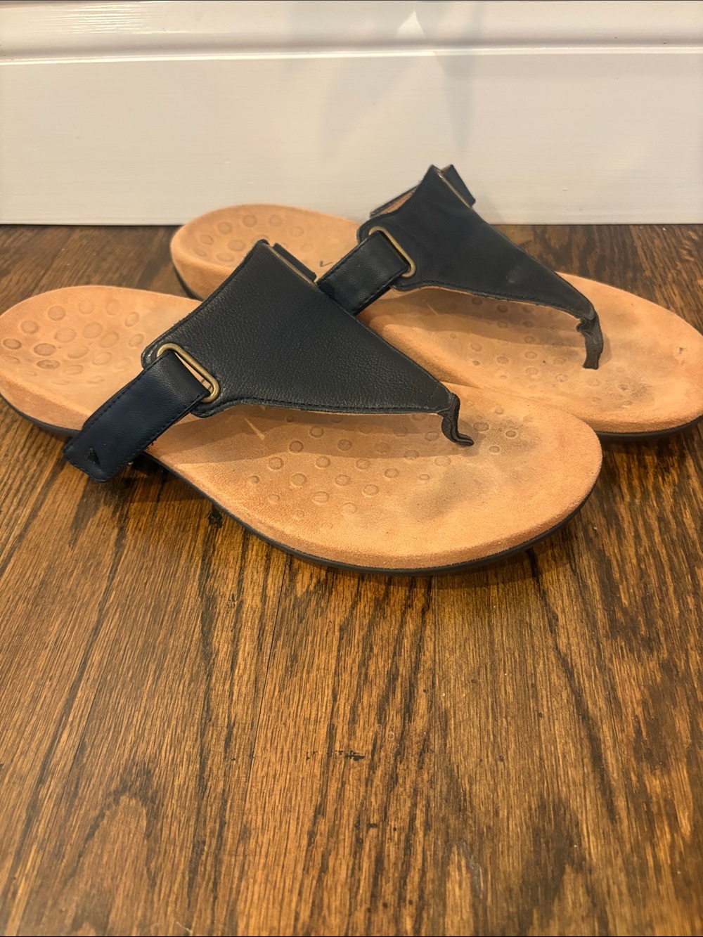 Vionic Black and Tan Thong Sandals supportive foot bed with arch